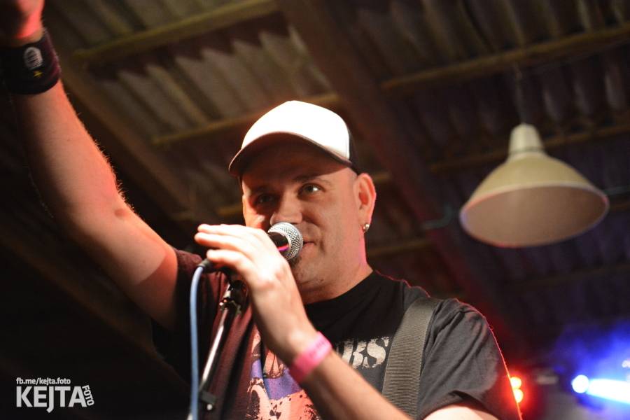 Barevné účesy, punk a teplé počasí: Číro Fest v první den rozhýbali SPS, Streetmachine nebo Vychcaný knedlíky