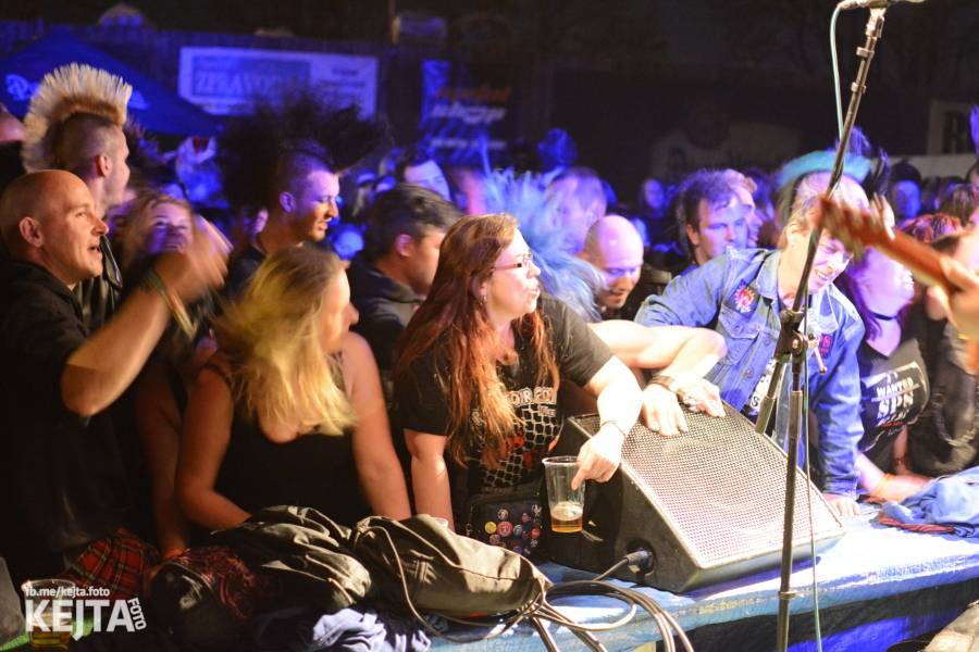 Barevné účesy, punk a teplé počasí: Číro Fest v první den rozhýbali SPS, Streetmachine nebo Vychcaný knedlíky