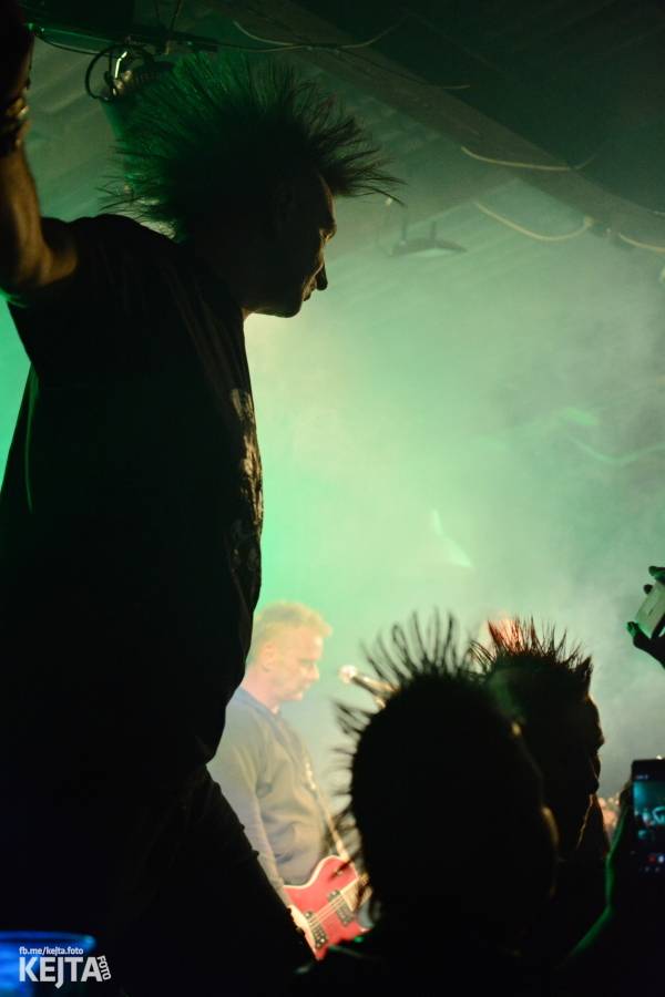 Barevné účesy, punk a teplé počasí: Číro Fest v první den rozhýbali SPS, Streetmachine nebo Vychcaný knedlíky