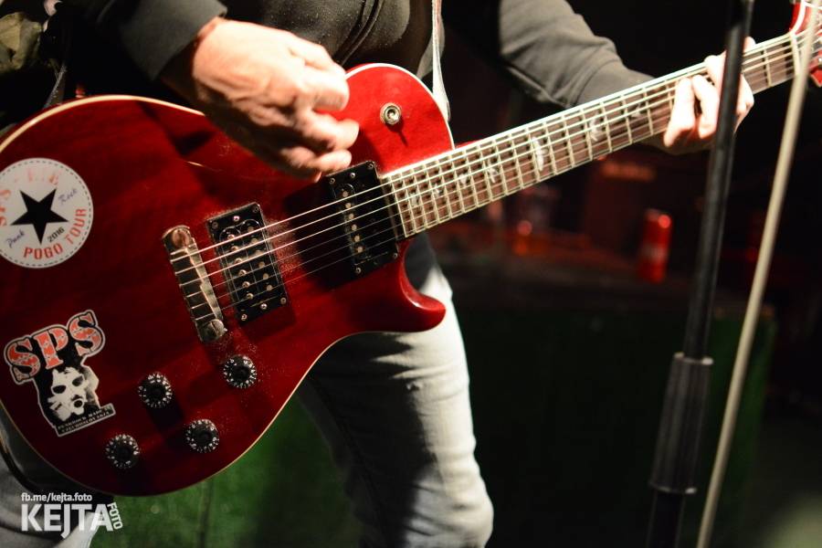 Barevné účesy, punk a teplé počasí: Číro Fest v první den rozhýbali SPS, Streetmachine nebo Vychcaný knedlíky