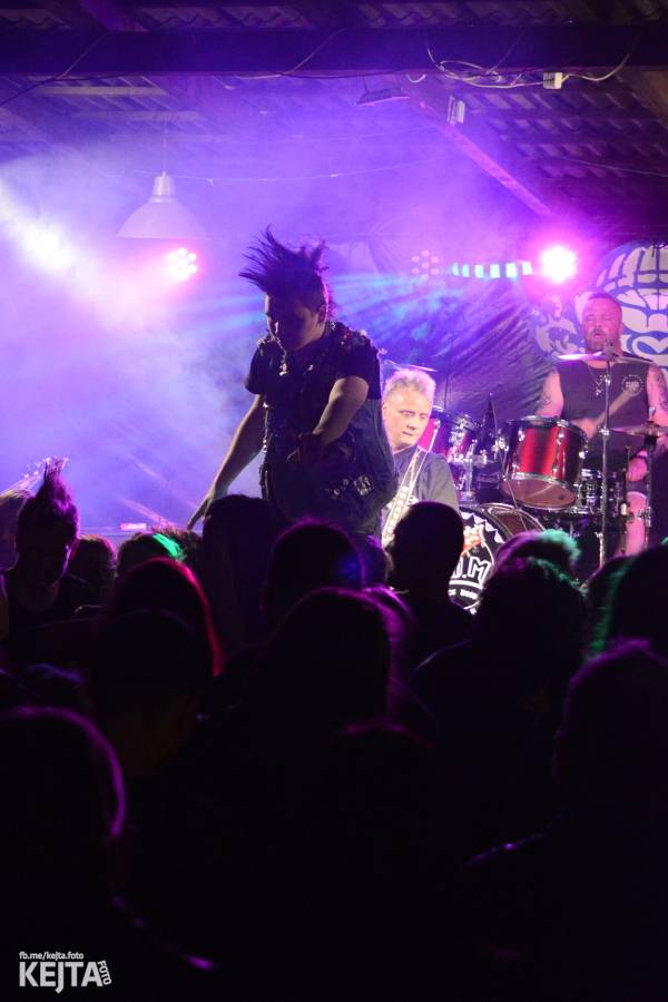 Barevné účesy, punk a teplé počasí: Číro Fest v první den rozhýbali SPS, Streetmachine nebo Vychcaný knedlíky