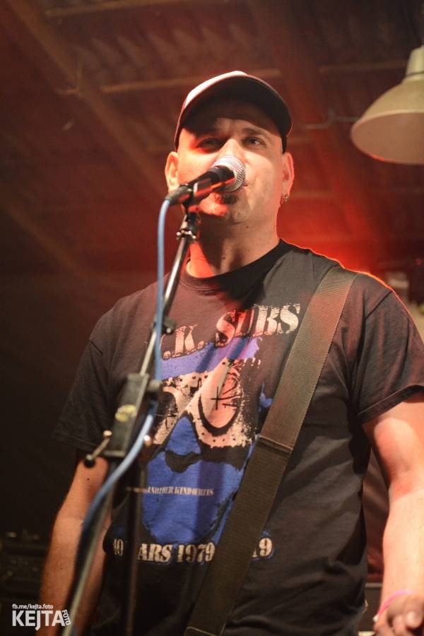 Barevné účesy, punk a teplé počasí: Číro Fest v první den rozhýbali SPS, Streetmachine nebo Vychcaný knedlíky