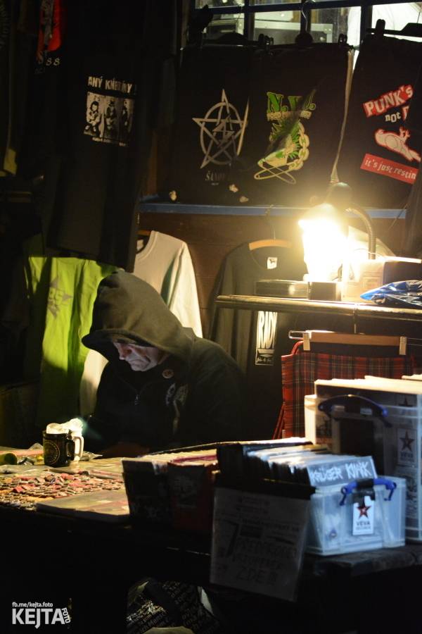 Barevné účesy, punk a teplé počasí: Číro Fest v první den rozhýbali SPS, Streetmachine nebo Vychcaný knedlíky