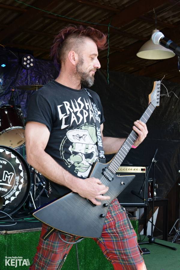 Punkový Číro Fest: Přehlídka barevných vlasů pokračovala i druhý den. Hráli Plexis nebo S-T-K