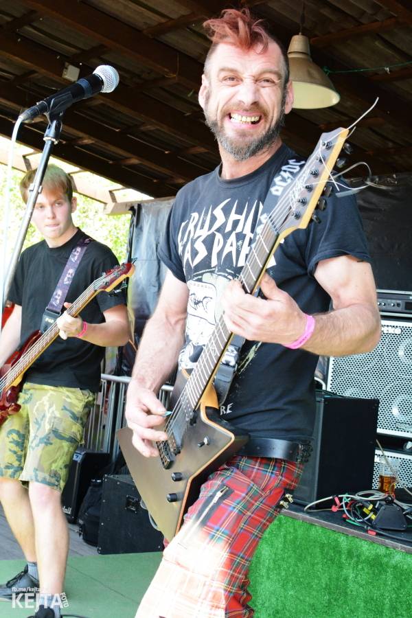 Punkový Číro Fest: Přehlídka barevných vlasů pokračovala i druhý den. Hráli Plexis nebo S-T-K