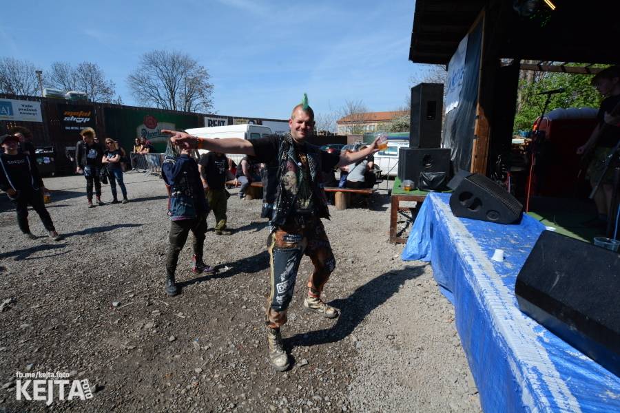 Punkový Číro Fest: Přehlídka barevných vlasů pokračovala i druhý den. Hráli Plexis nebo S-T-K