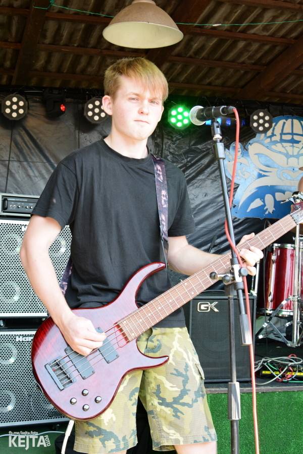 Punkový Číro Fest: Přehlídka barevných vlasů pokračovala i druhý den. Hráli Plexis nebo S-T-K