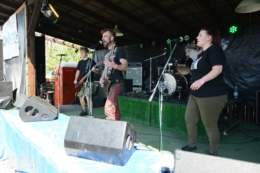 Punkový Číro Fest: Přehlídka barevných vlasů pokračovala i druhý den. Hráli Plexis nebo S-T-K