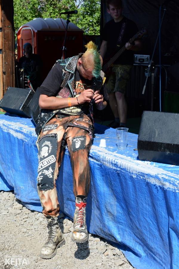 Punkový Číro Fest: Přehlídka barevných vlasů pokračovala i druhý den. Hráli Plexis nebo S-T-K