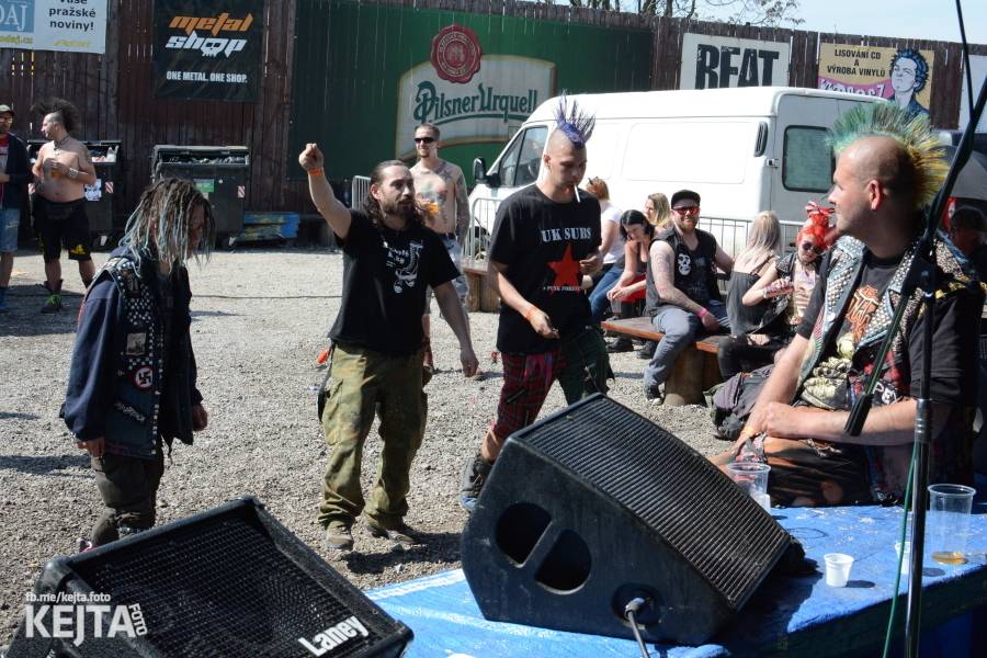 Punkový Číro Fest: Přehlídka barevných vlasů pokračovala i druhý den. Hráli Plexis nebo S-T-K