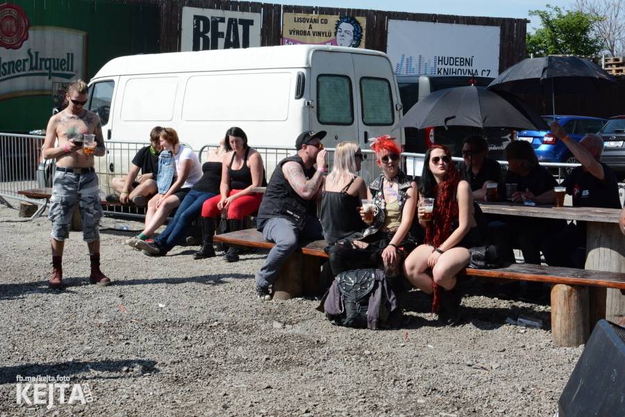 Punkový Číro Fest: Přehlídka barevných vlasů pokračovala i druhý den. Hráli Plexis nebo S-T-K