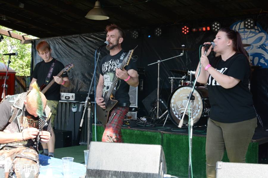 Punkový Číro Fest: Přehlídka barevných vlasů pokračovala i druhý den. Hráli Plexis nebo S-T-K