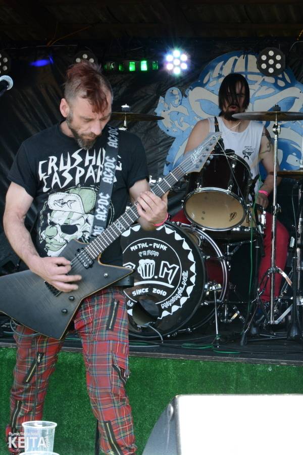 Punkový Číro Fest: Přehlídka barevných vlasů pokračovala i druhý den. Hráli Plexis nebo S-T-K