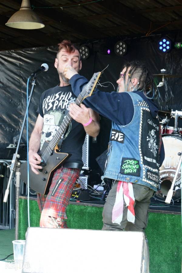 Punkový Číro Fest: Přehlídka barevných vlasů pokračovala i druhý den. Hráli Plexis nebo S-T-K