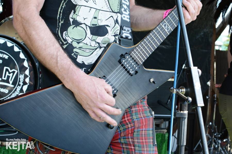 Punkový Číro Fest: Přehlídka barevných vlasů pokračovala i druhý den. Hráli Plexis nebo S-T-K