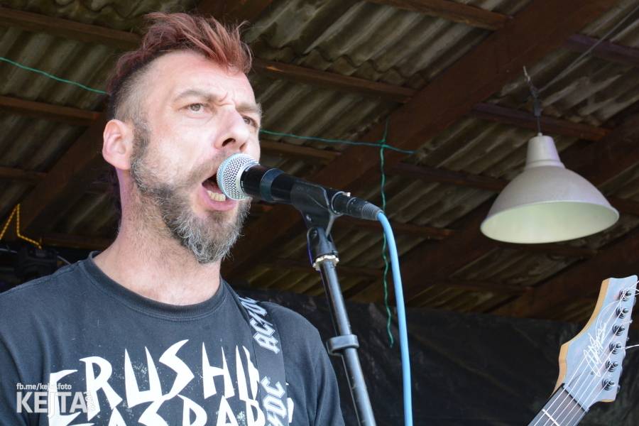 Punkový Číro Fest: Přehlídka barevných vlasů pokračovala i druhý den. Hráli Plexis nebo S-T-K