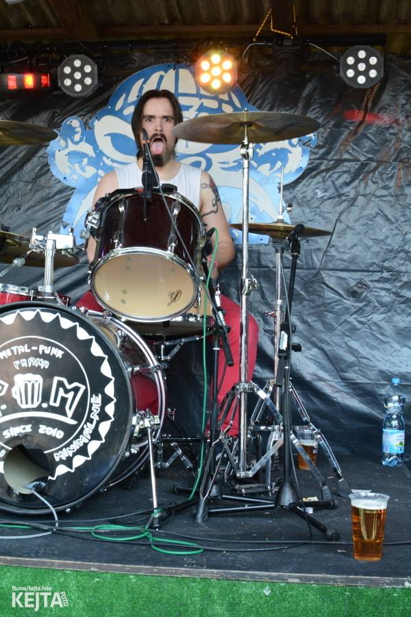 Punkový Číro Fest: Přehlídka barevných vlasů pokračovala i druhý den. Hráli Plexis nebo S-T-K