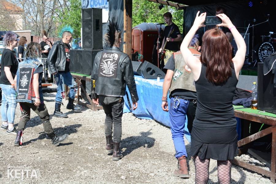 Punkový Číro Fest: Přehlídka barevných vlasů pokračovala i druhý den. Hráli Plexis nebo S-T-K