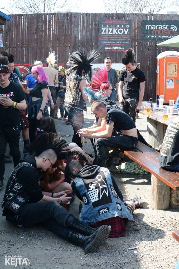 Punkový Číro Fest: Přehlídka barevných vlasů pokračovala i druhý den. Hráli Plexis nebo S-T-K