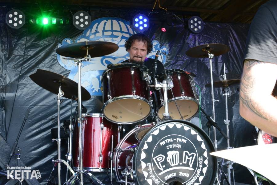 Punkový Číro Fest: Přehlídka barevných vlasů pokračovala i druhý den. Hráli Plexis nebo S-T-K