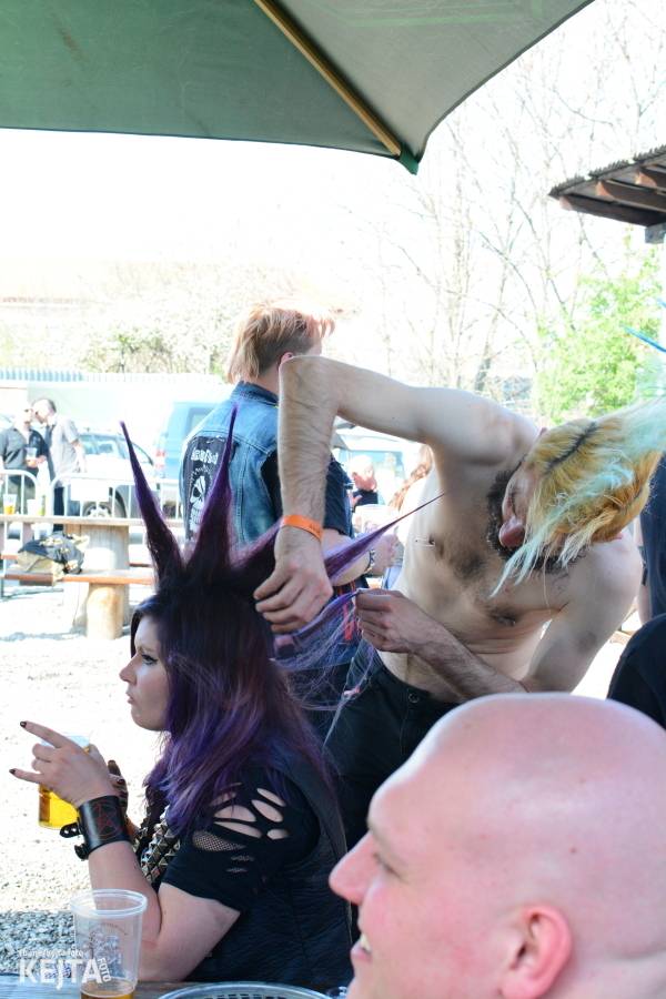 Punkový Číro Fest: Přehlídka barevných vlasů pokračovala i druhý den. Hráli Plexis nebo S-T-K