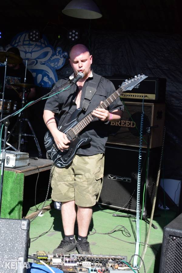 Punkový Číro Fest: Přehlídka barevných vlasů pokračovala i druhý den. Hráli Plexis nebo S-T-K