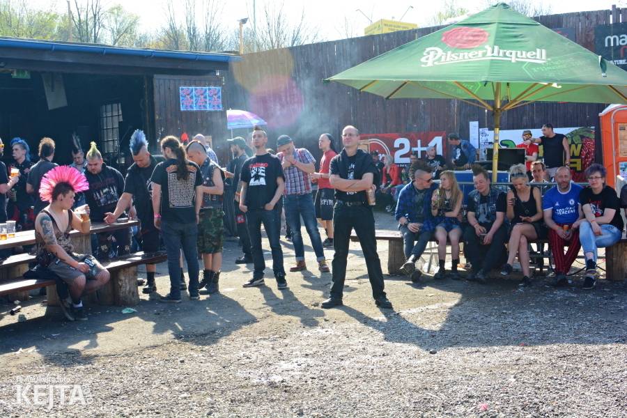 Punkový Číro Fest: Přehlídka barevných vlasů pokračovala i druhý den. Hráli Plexis nebo S-T-K