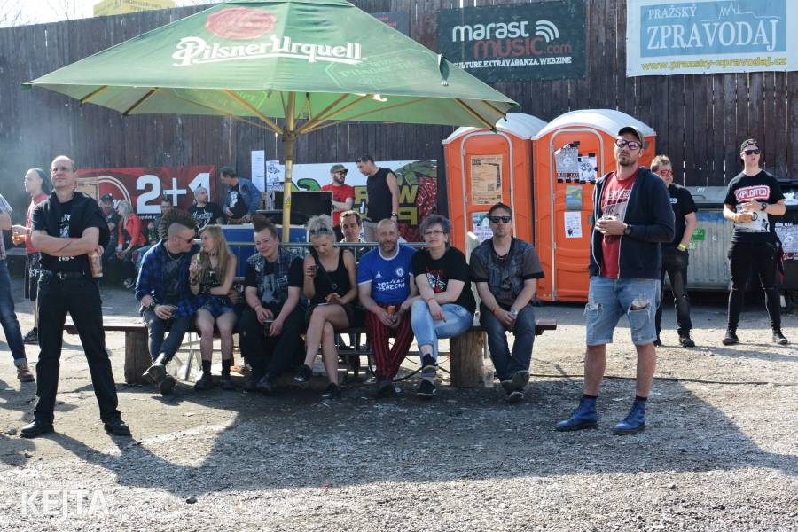 Punkový Číro Fest: Přehlídka barevných vlasů pokračovala i druhý den. Hráli Plexis nebo S-T-K