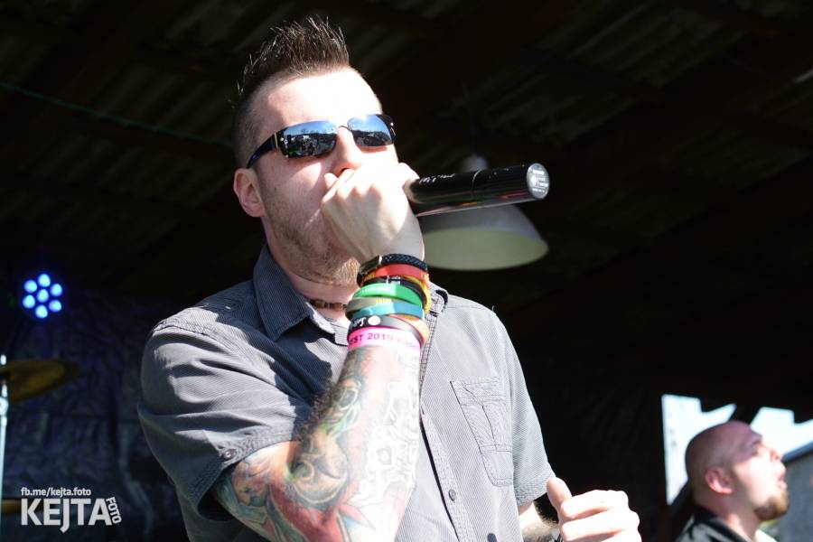 Punkový Číro Fest: Přehlídka barevných vlasů pokračovala i druhý den. Hráli Plexis nebo S-T-K