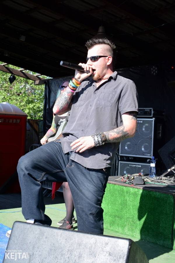 Punkový Číro Fest: Přehlídka barevných vlasů pokračovala i druhý den. Hráli Plexis nebo S-T-K