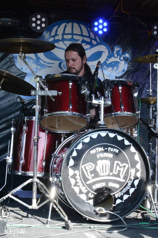 Punkový Číro Fest: Přehlídka barevných vlasů pokračovala i druhý den. Hráli Plexis nebo S-T-K