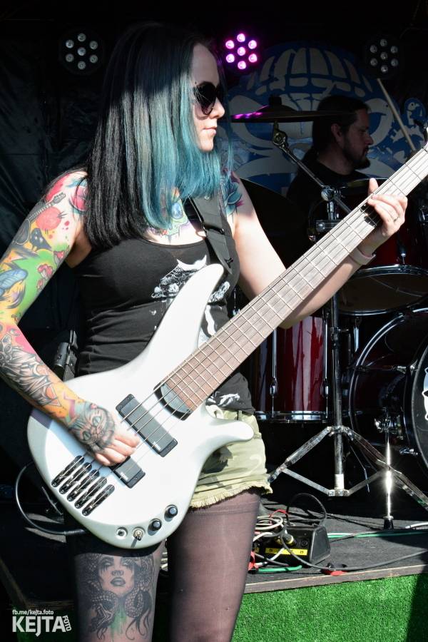 Punkový Číro Fest: Přehlídka barevných vlasů pokračovala i druhý den. Hráli Plexis nebo S-T-K