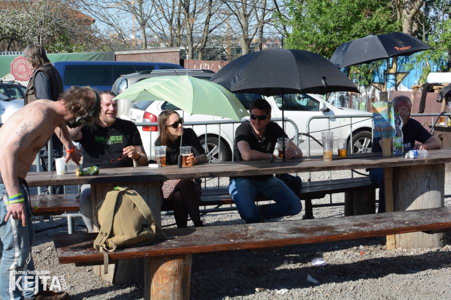 Punkový Číro Fest: Přehlídka barevných vlasů pokračovala i druhý den. Hráli Plexis nebo S-T-K