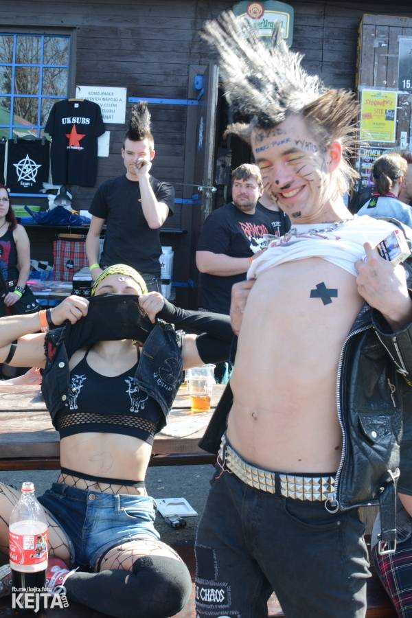 Punkový Číro Fest: Přehlídka barevných vlasů pokračovala i druhý den. Hráli Plexis nebo S-T-K