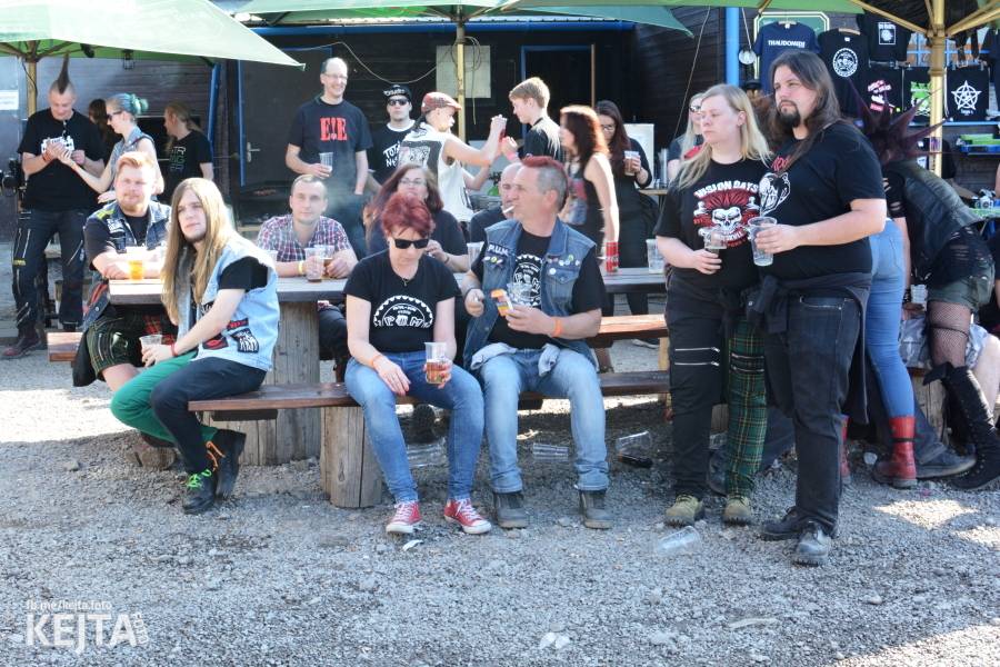 Punkový Číro Fest: Přehlídka barevných vlasů pokračovala i druhý den. Hráli Plexis nebo S-T-K