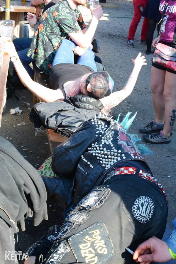 Punkový Číro Fest: Přehlídka barevných vlasů pokračovala i druhý den. Hráli Plexis nebo S-T-K