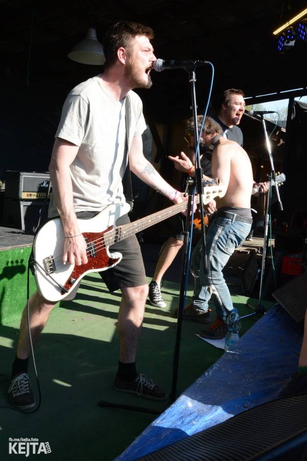 Punkový Číro Fest: Přehlídka barevných vlasů pokračovala i druhý den. Hráli Plexis nebo S-T-K