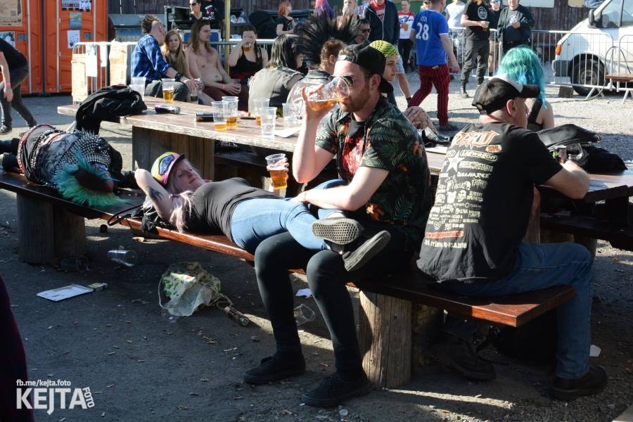 Punkový Číro Fest: Přehlídka barevných vlasů pokračovala i druhý den. Hráli Plexis nebo S-T-K