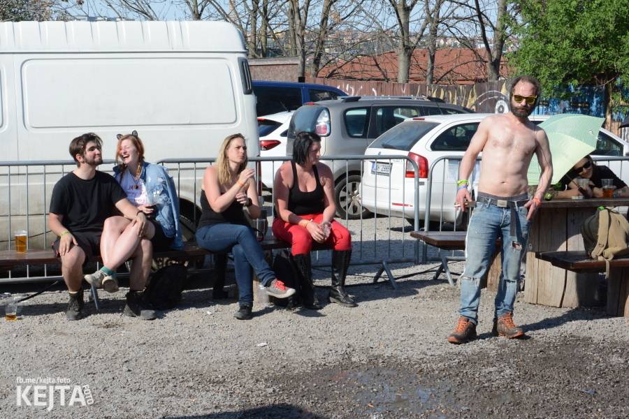 Punkový Číro Fest: Přehlídka barevných vlasů pokračovala i druhý den. Hráli Plexis nebo S-T-K