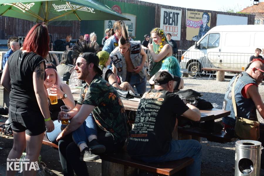 Punkový Číro Fest: Přehlídka barevných vlasů pokračovala i druhý den. Hráli Plexis nebo S-T-K