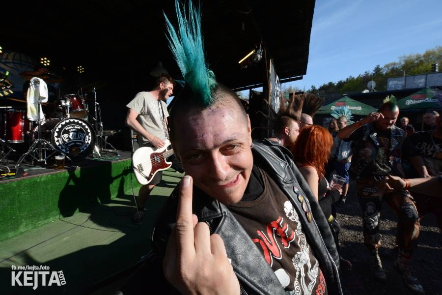 Punkový Číro Fest: Přehlídka barevných vlasů pokračovala i druhý den. Hráli Plexis nebo S-T-K