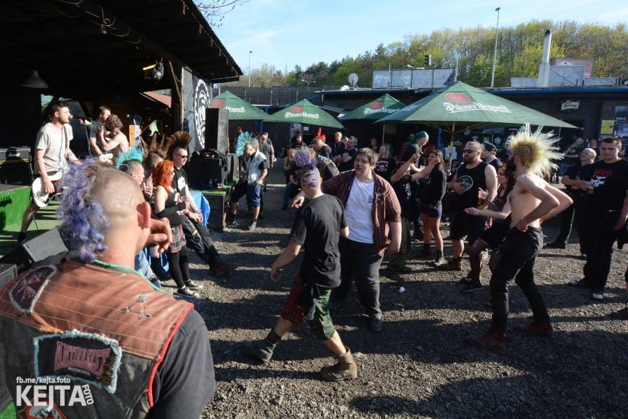 Punkový Číro Fest: Přehlídka barevných vlasů pokračovala i druhý den. Hráli Plexis nebo S-T-K