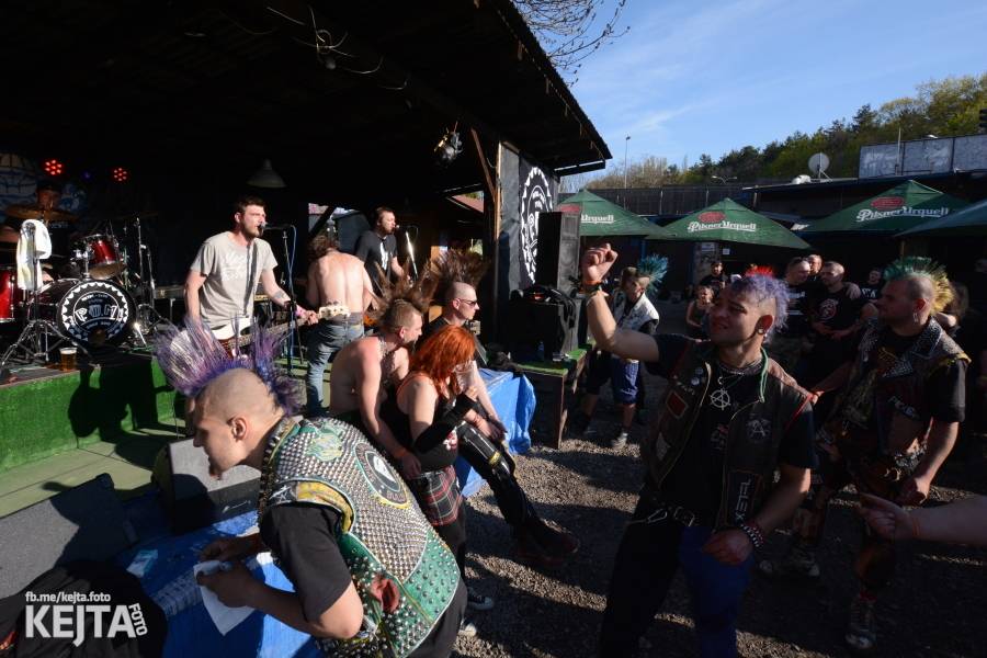 Punkový Číro Fest: Přehlídka barevných vlasů pokračovala i druhý den. Hráli Plexis nebo S-T-K