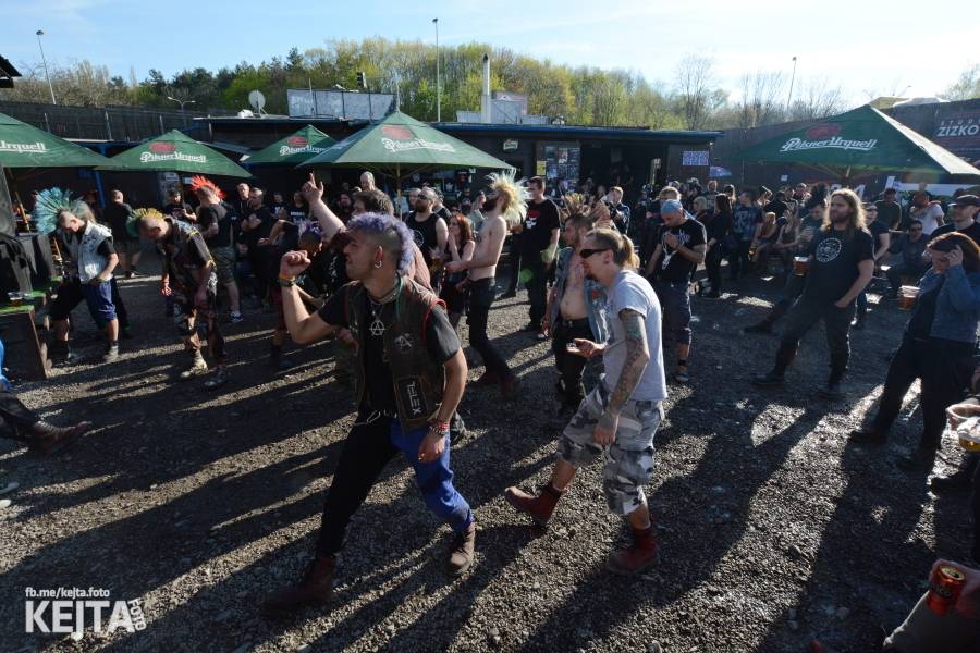 Punkový Číro Fest: Přehlídka barevných vlasů pokračovala i druhý den. Hráli Plexis nebo S-T-K