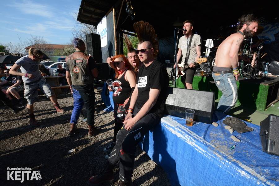 Punkový Číro Fest: Přehlídka barevných vlasů pokračovala i druhý den. Hráli Plexis nebo S-T-K