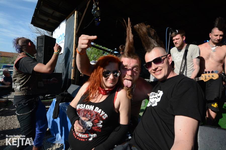 Punkový Číro Fest: Přehlídka barevných vlasů pokračovala i druhý den. Hráli Plexis nebo S-T-K