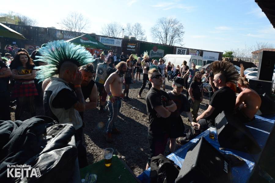 Punkový Číro Fest: Přehlídka barevných vlasů pokračovala i druhý den. Hráli Plexis nebo S-T-K