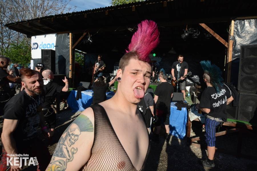 Punkový Číro Fest: Přehlídka barevných vlasů pokračovala i druhý den. Hráli Plexis nebo S-T-K