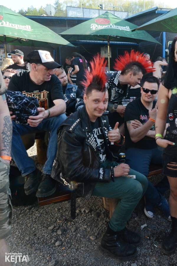 Punkový Číro Fest: Přehlídka barevných vlasů pokračovala i druhý den. Hráli Plexis nebo S-T-K