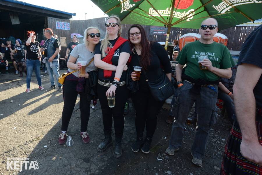 Punkový Číro Fest: Přehlídka barevných vlasů pokračovala i druhý den. Hráli Plexis nebo S-T-K